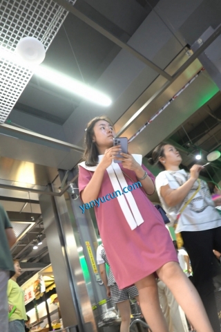 kc1627（空城原创）粉裙小少妇逛超市，透明白N紧裹肥臀