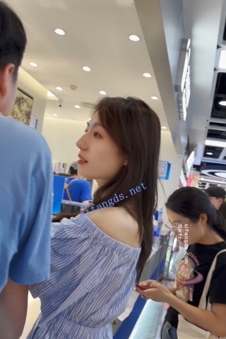 trump1322【KFC】长裙少妇和老公逛街买奶茶·白色碎花内内前后CD