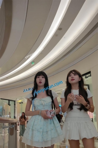 XM401蓝色蛋糕裙小姐姐和闺蜜逛街买衣服，粉色内带翅膀