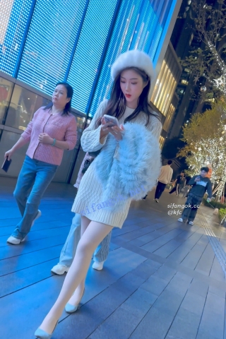 trump1355【KFC】极品身材靓女·一路上被搭讪直到男友出现·肉丝袜白内