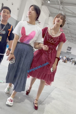 trump1400【KFC】学生妹跟着妈妈弟弟逛街·红色长裙白色一次性内微透