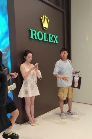 XM290白色连衣裙美女和朋友逛街，白色屁股半透明内