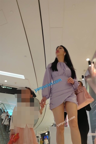 XM413蓝色包臀裙极品少妇带着女儿逛街，白色内内