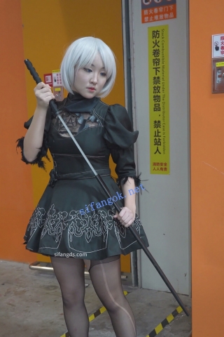 【xxn-331】白发cos小姐姐穿开裆黑丝..弯腰拿东西内裤贴镜头