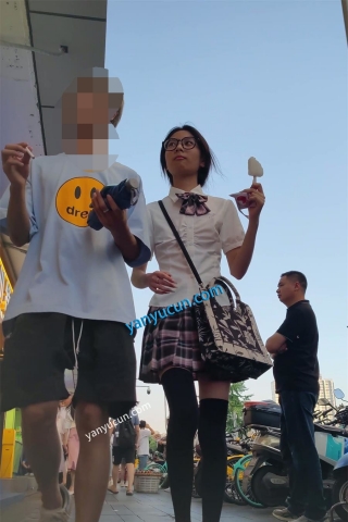 XM383黑色长腿袜JK小姐姐和男朋友逛街，白色内内