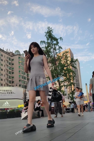 XM394灰色连衣裙小姐姐一个人逛街，白色内内漏毛