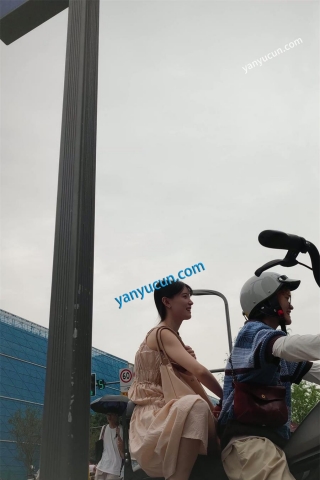 XM389粉色长裙小姐姐扶梯抄底，白色内内